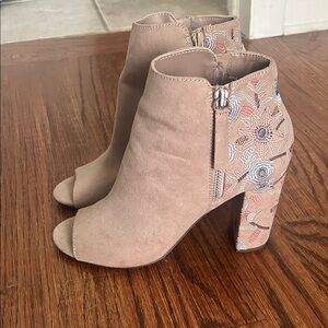 NWOT SO Floral Heel Suede Peep-Toe Booties
